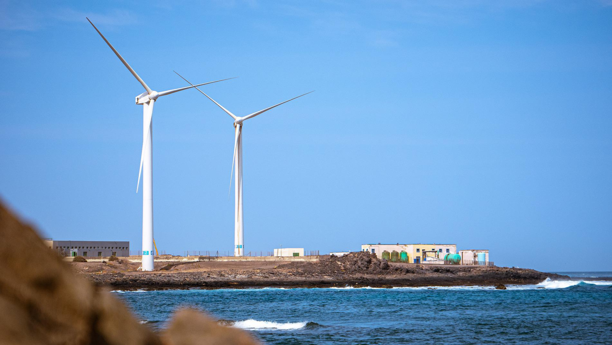 Aerogeneradores de energía eólica en la costa de Fuerteventura, Canarias. / PIXABAY
