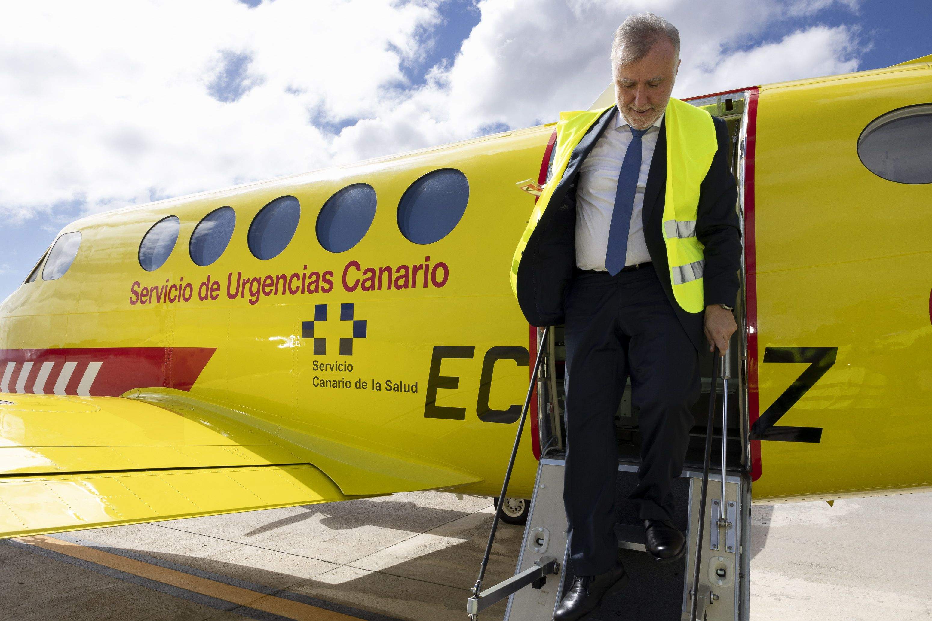 Ángel Víctor Torres, presidente del Gobierno de Canarias, durante la presentación de un avión medicalizado. / Efe