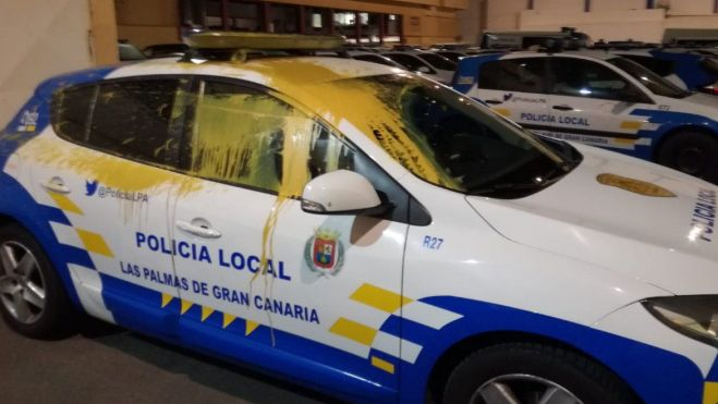 Ataque vandálico a una unidad de la Policía Local mientras circulaba por una de las calles del barrio Arenales. /Policía Local
