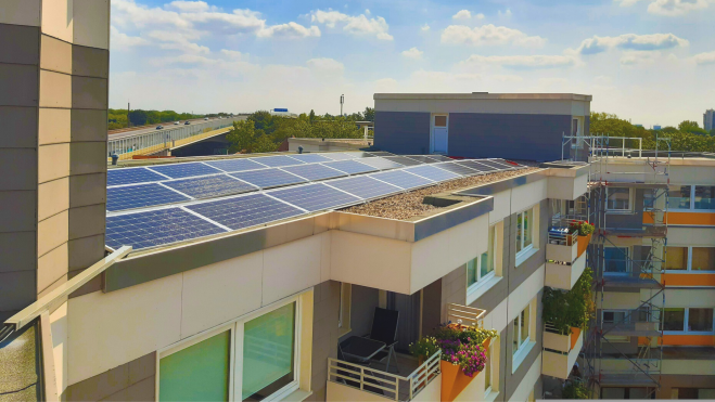 Imagen de archivo de unos paneles solares en la cubierta de un edificio, un ejemplo de cómo los hoteles podrían abastecerse de su entorno mediante comunidades energéticas. / Pixabay