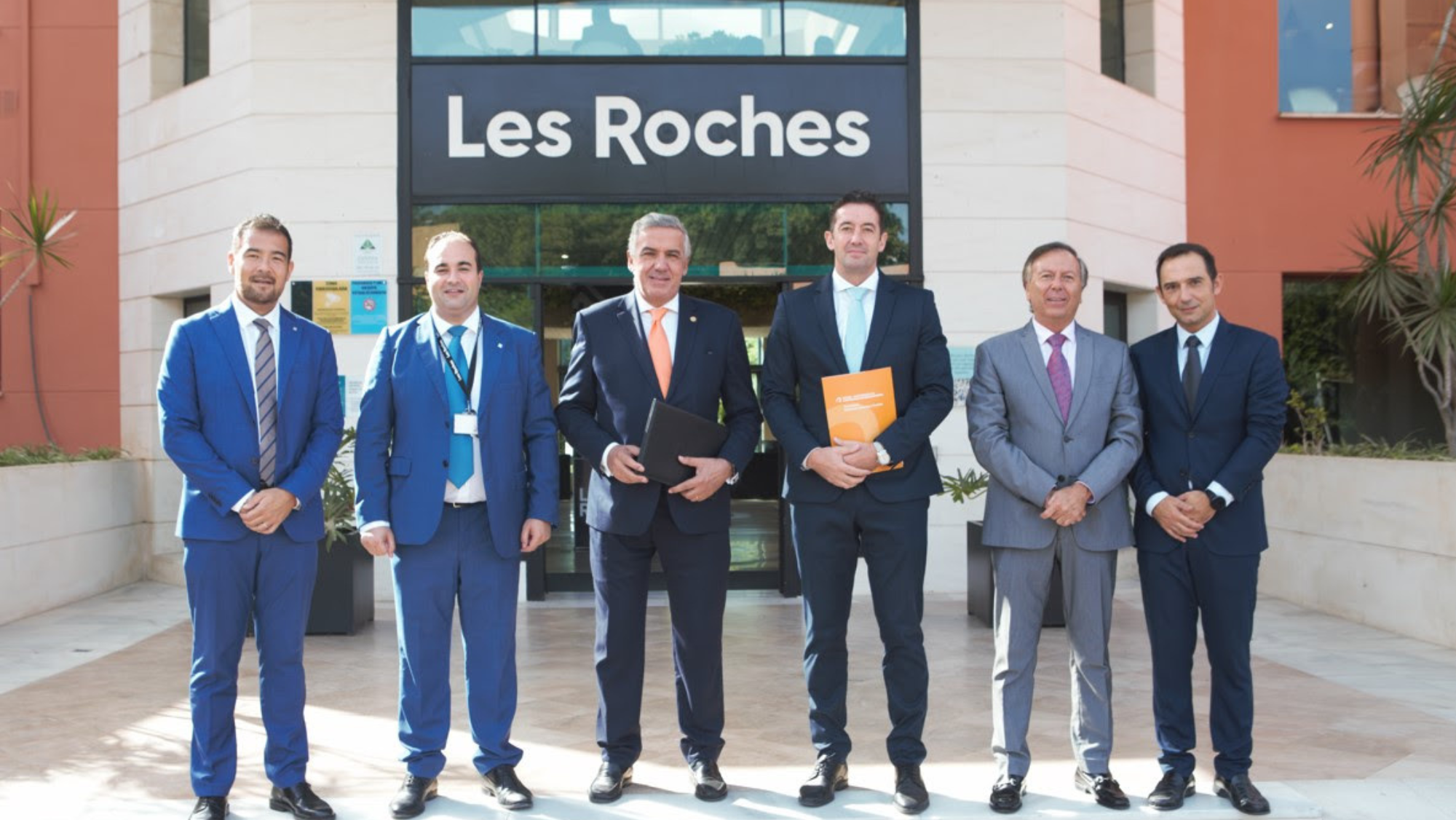 Equipos directivos de Les Roches y la ULPGC en Marbella tras la firma que permitirá formarse a los estudiantes canarios en esa ciudad y en Suiza. / Cedida