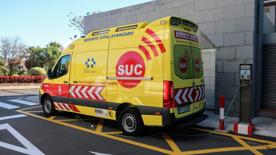 Ambulancia del Servicio de Urgencias Canario, como la que atendió al joven y al niño./ Gobierno de Canarias 