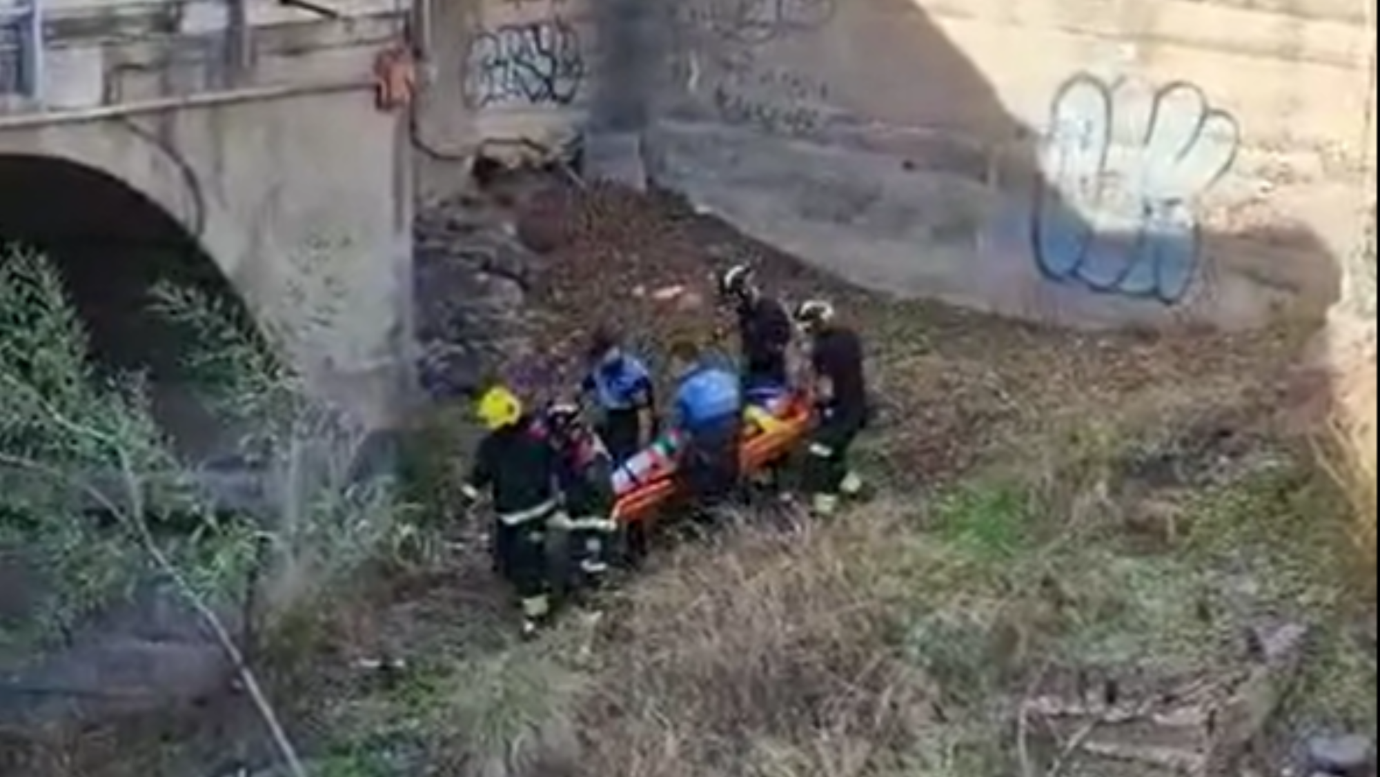 Rescate de un hombre tras caer de un barranco de Santa Cruz de Tenerife. / Policía Local de Santa Cruz