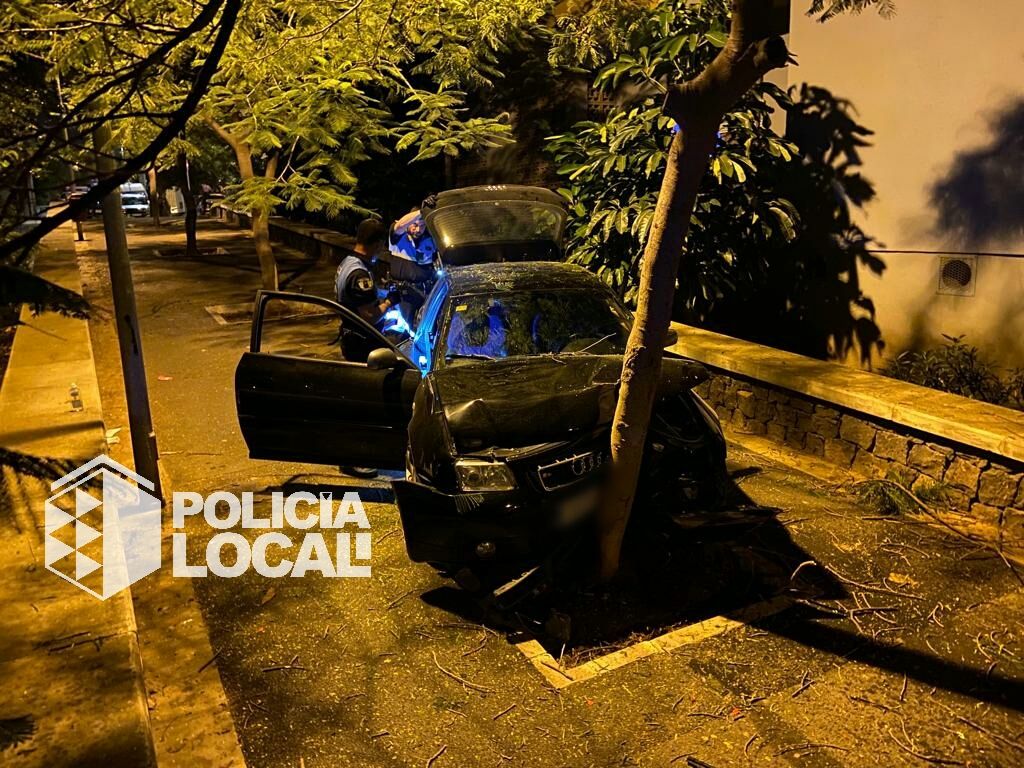 El coche de los dos detenidos estrellado tras huir de la Policía Local. / Ayuntamiento de Santa Cruz de Tenerife