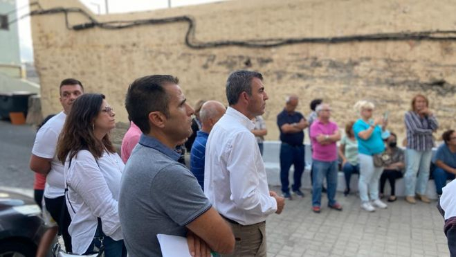 Ángel Sabroso, en primer término -junto a Manuel Domínguez-, en un encuentro con vecinos del barrio de San Juan. / PP