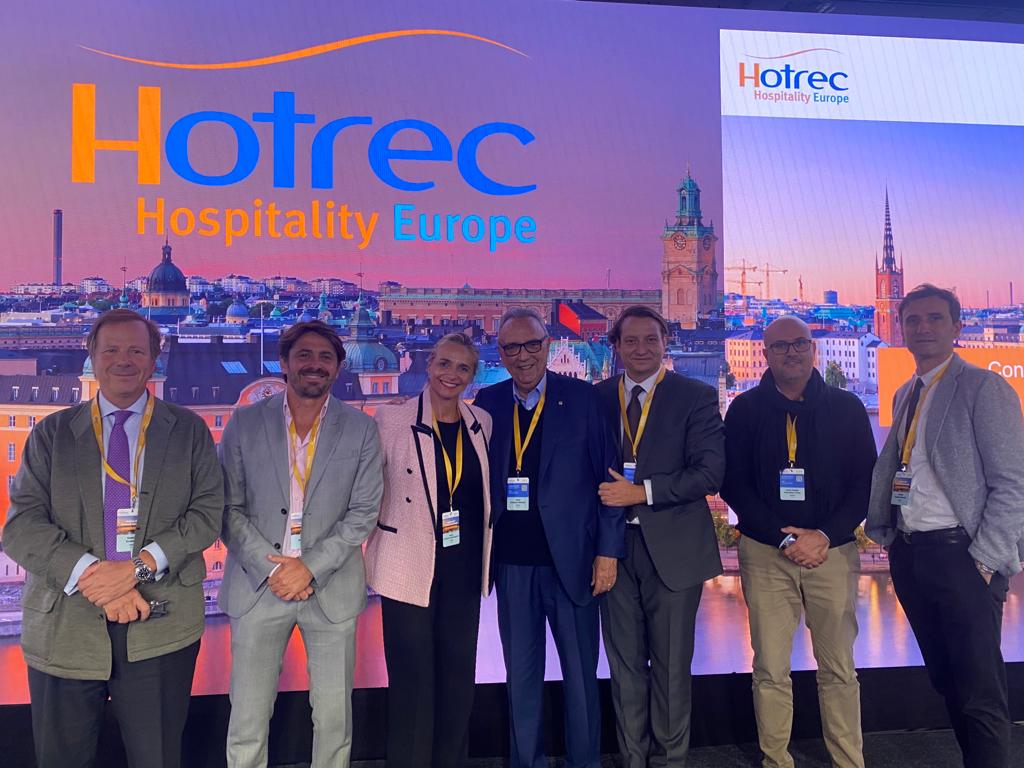 Integrantes de la delegación española de CEHAT, esta mañana en Estocolmo, tras conocerse que Tenerife será la sede de la próxima asamblea de Hotrec en 2023. / Ashotel 