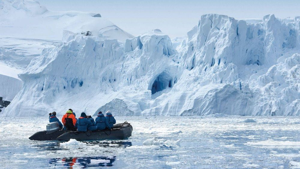Expedición en zodiac a la Antártida desde uno de los buques Hanseatic./ Hapag Lloyd