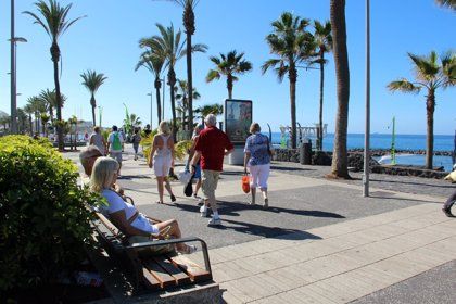 Turistas caminando por el sur de Tenerife. /Europa Press