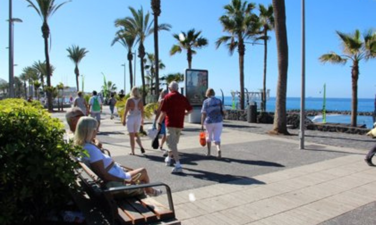 Turistas paseando por el sur de Tenerife. / Europa Press 