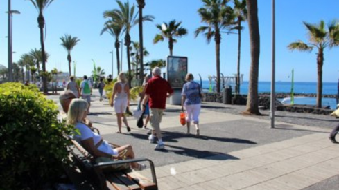 Turistas paseando por el sur de Tenerife. / Europa Press 
