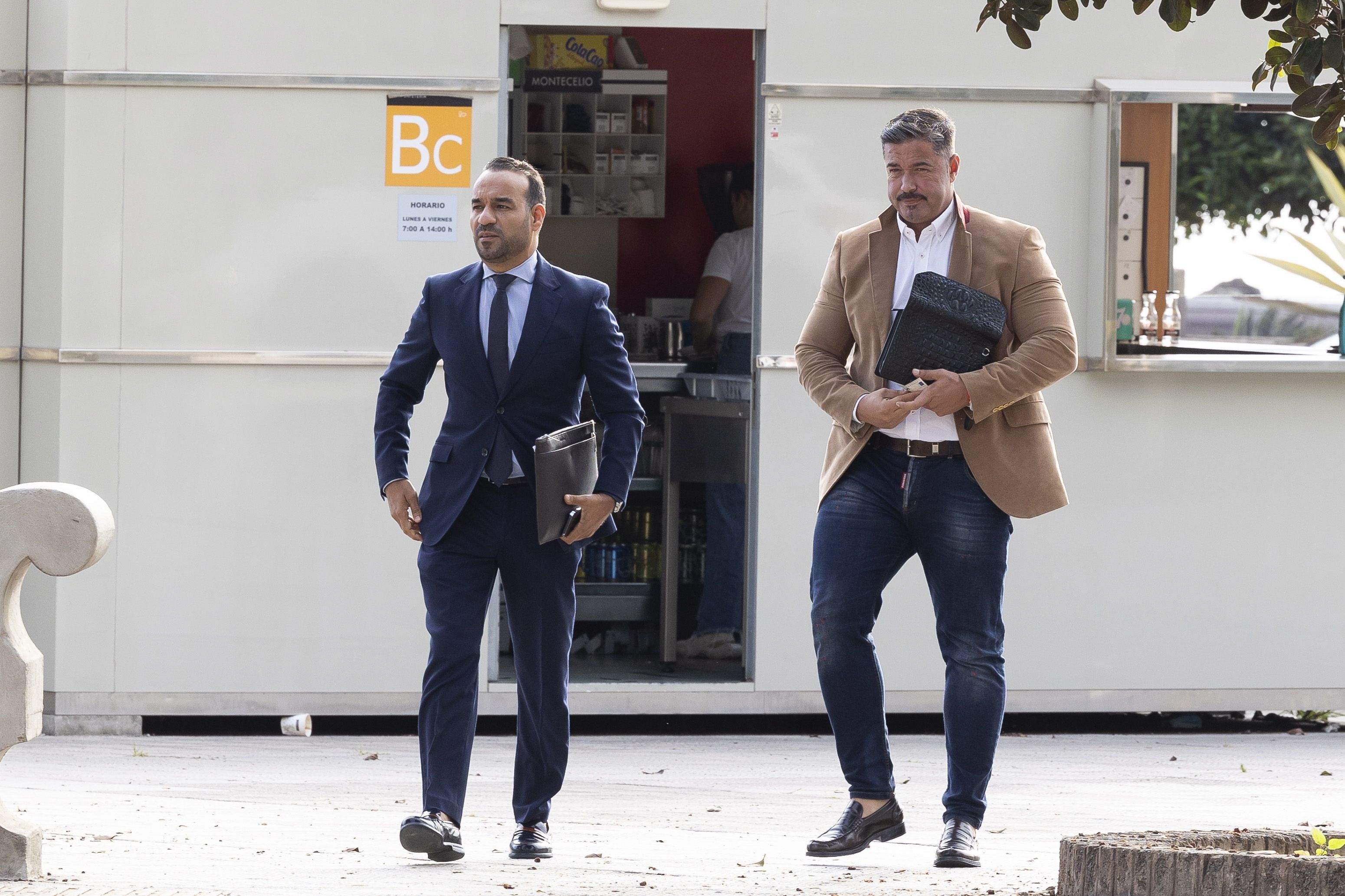 Rayco González, a la derecha de la imagen, acompañado por su abogado Rachid Mohamed antes de entrar a declarar en el juzgado como investigado por el 'caso Mascarillas'. / EFE/Quique Cúrselo