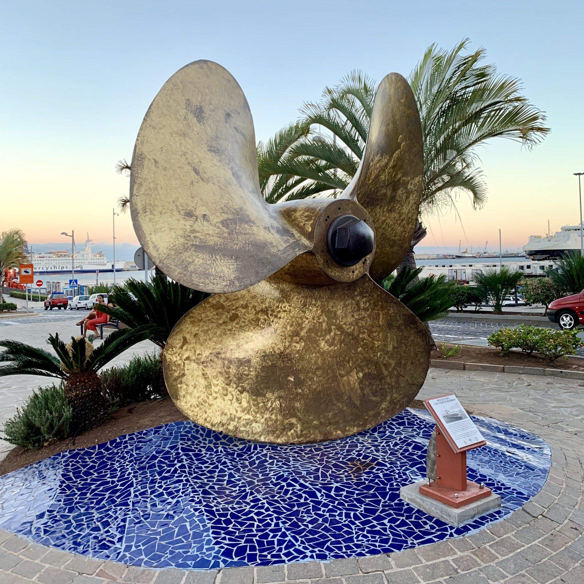 Una de las cuatro hélices del crucero Canarias./ Twitter (@YoTenerife)