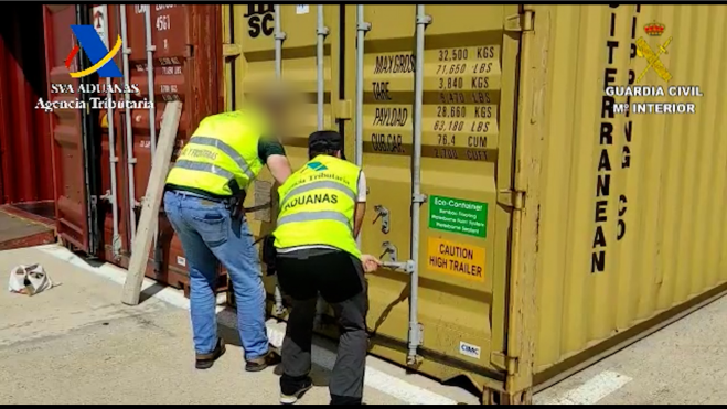 Momento de la apertura de uno de los contenedores. GC