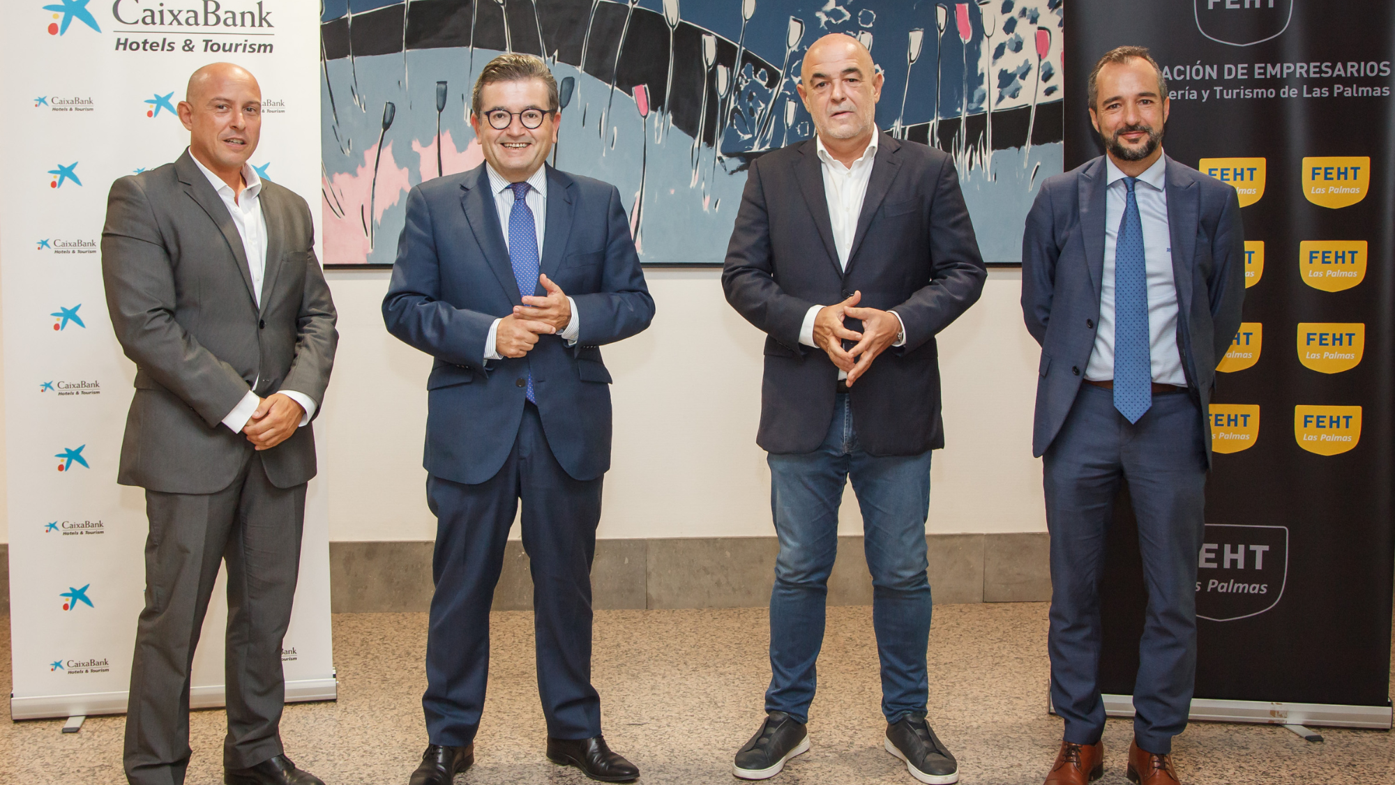 Foto de familia tras la firma del convenio de colaboración. / Caixabank
