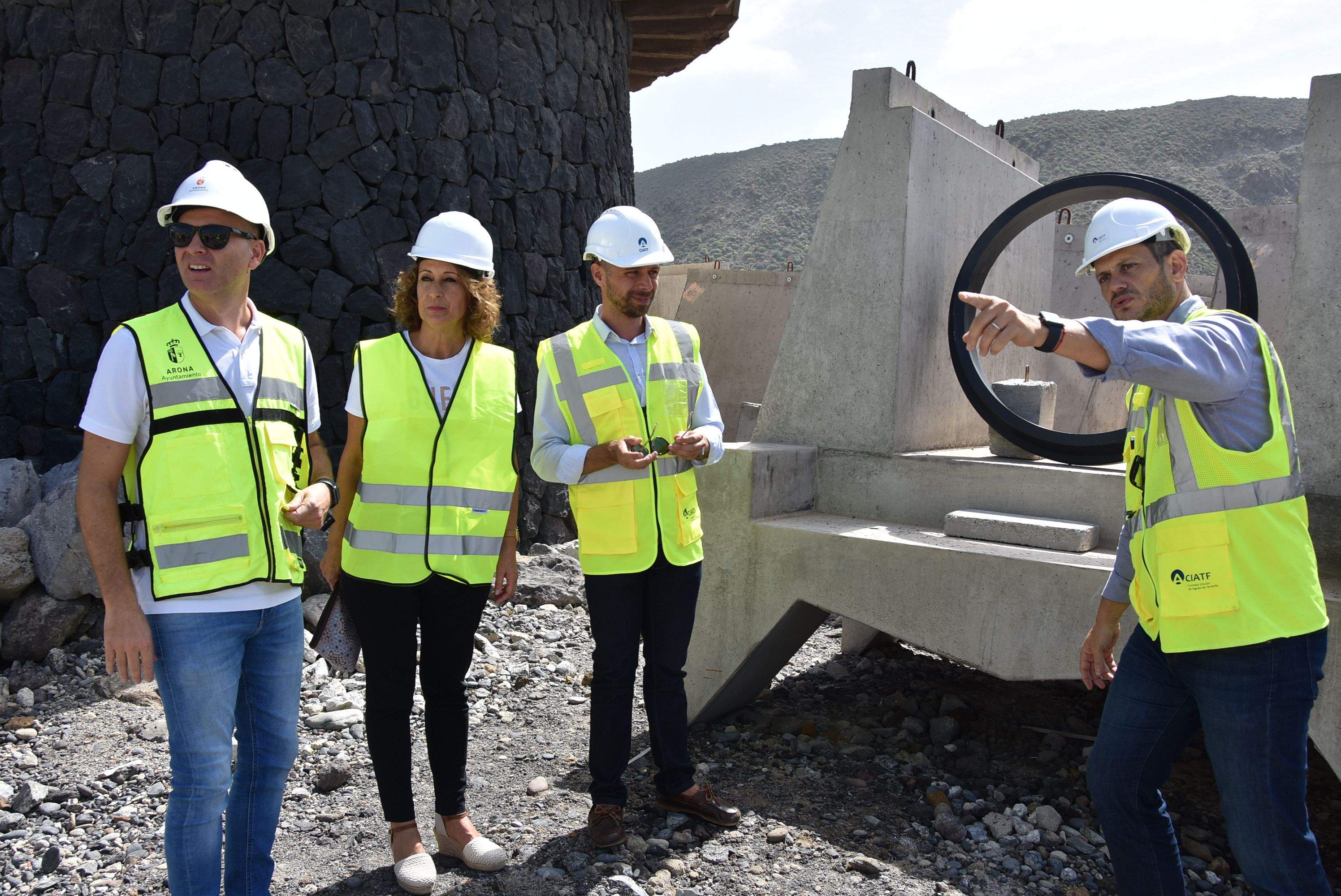 Javier Rodriguez (centro), consejero de Desarrollo Sostenible del Cabildo de Tenerife, visita las obras de canalización junto con los concejales de Adeje y Arona Esther Rivero y Leopoldo Díaz (a su derecha)./ Cedida
