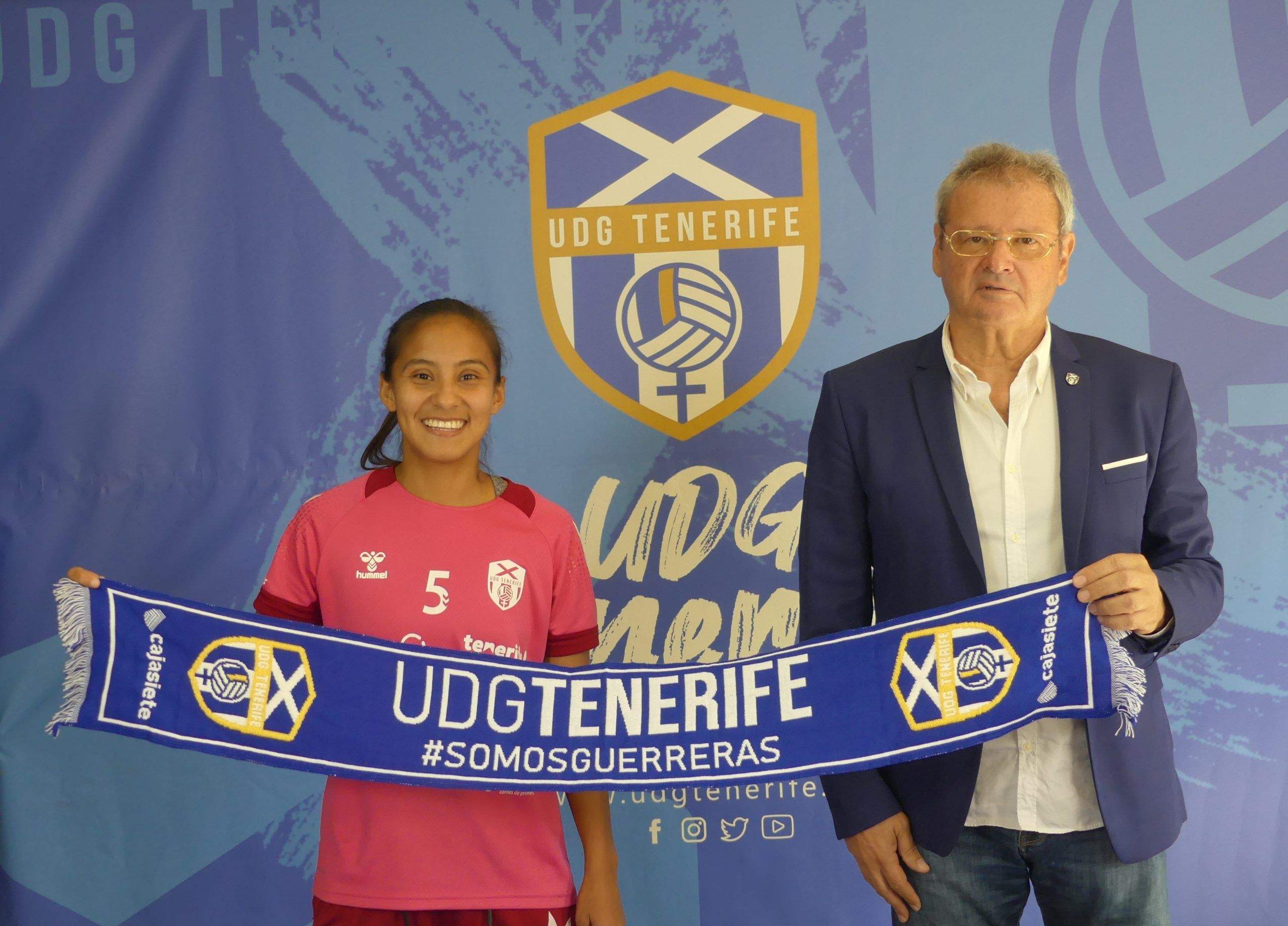Yerliane Moreno y Sergio Batista sostienen la bufanda de la UD Granadilla en la firma del contrato./ UDG Tenerife.