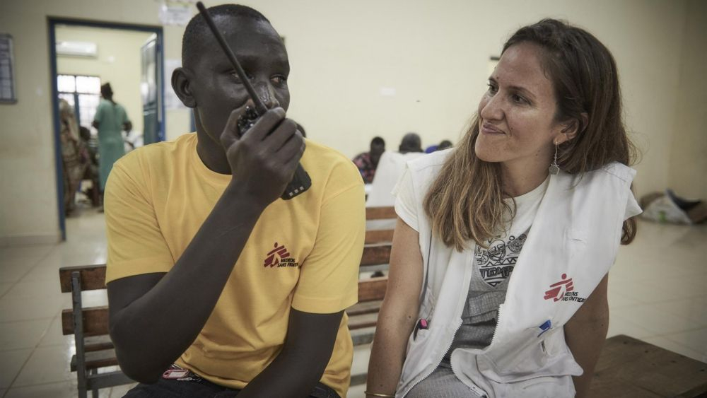 a enfermera canaria Cristina Martel conversa con su compañero Noon Makor en el hospital de Abyei, en Sudán del Sur./ EFE/Christina Simons (MSF) 
