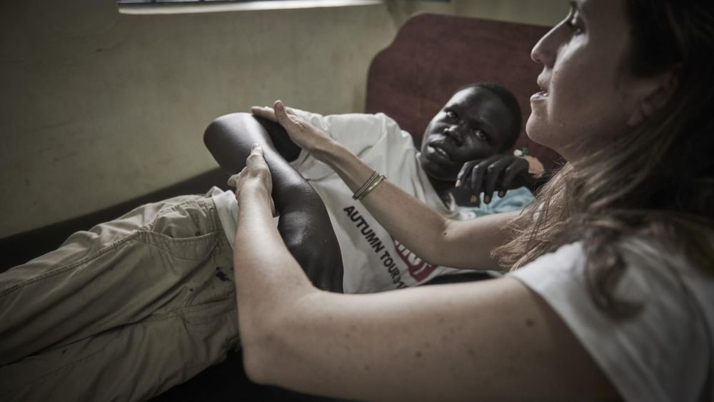  La enfermera canaria Cristina Martel atiende en el hospital de Abyei, en Sudán del Sur, a una joven de 17 años que sufrió una picadura de serpiente./. EFE/Christina Simons (MSF)