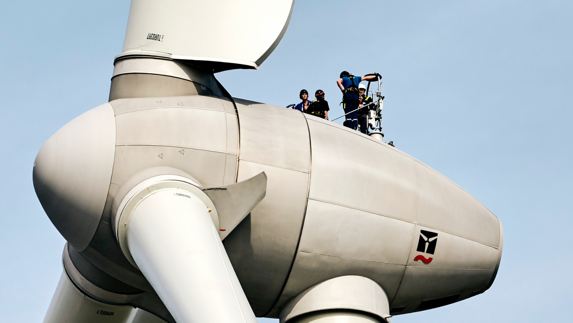Grupo de trabajadores en una turbina de energía eólica, similares a las destinadas a las energías marinas. / Unsplash