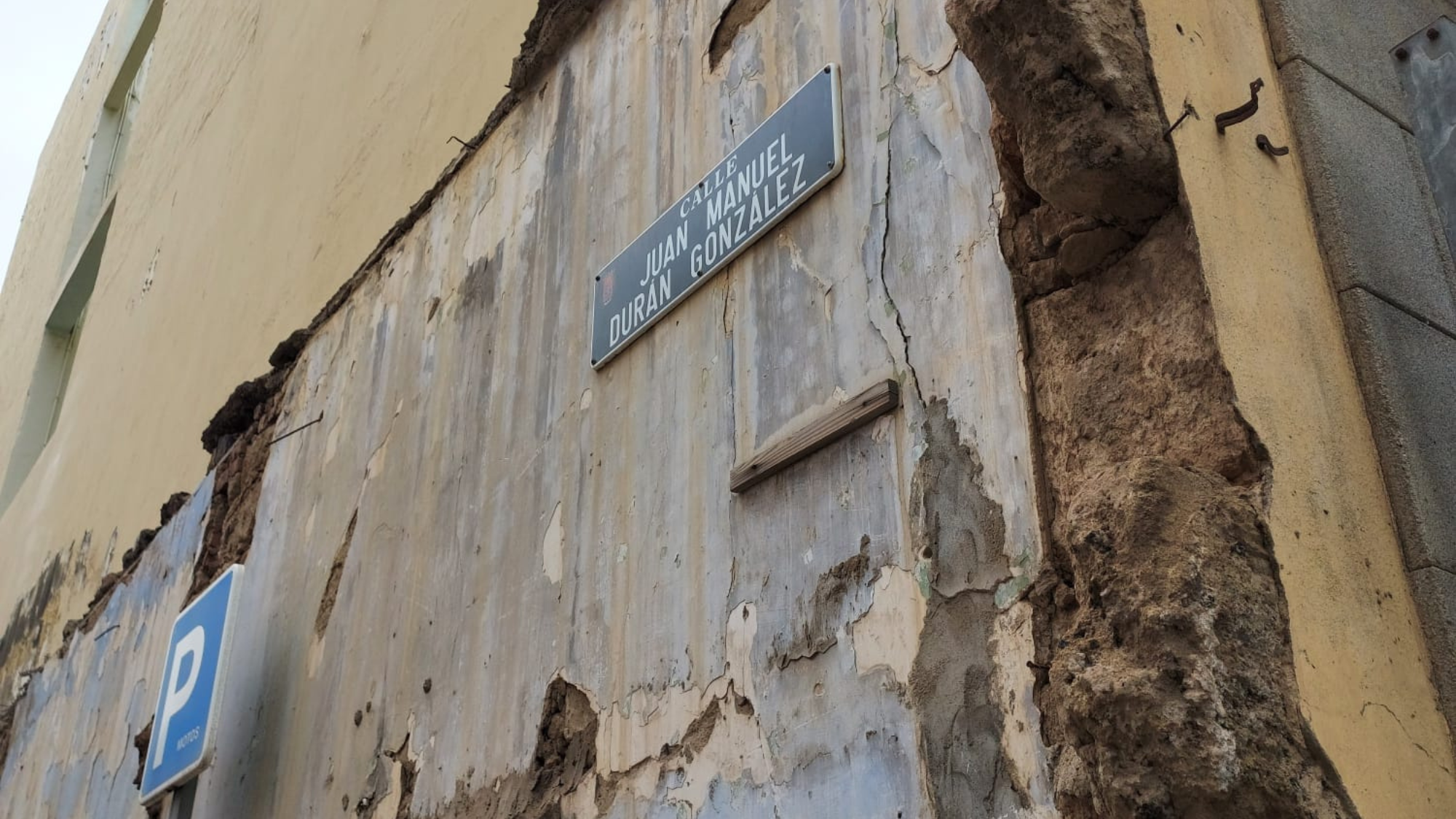 Los socavones y las aceras en mal estado forman parte de la estética del barrio de Guanarteme. /AH