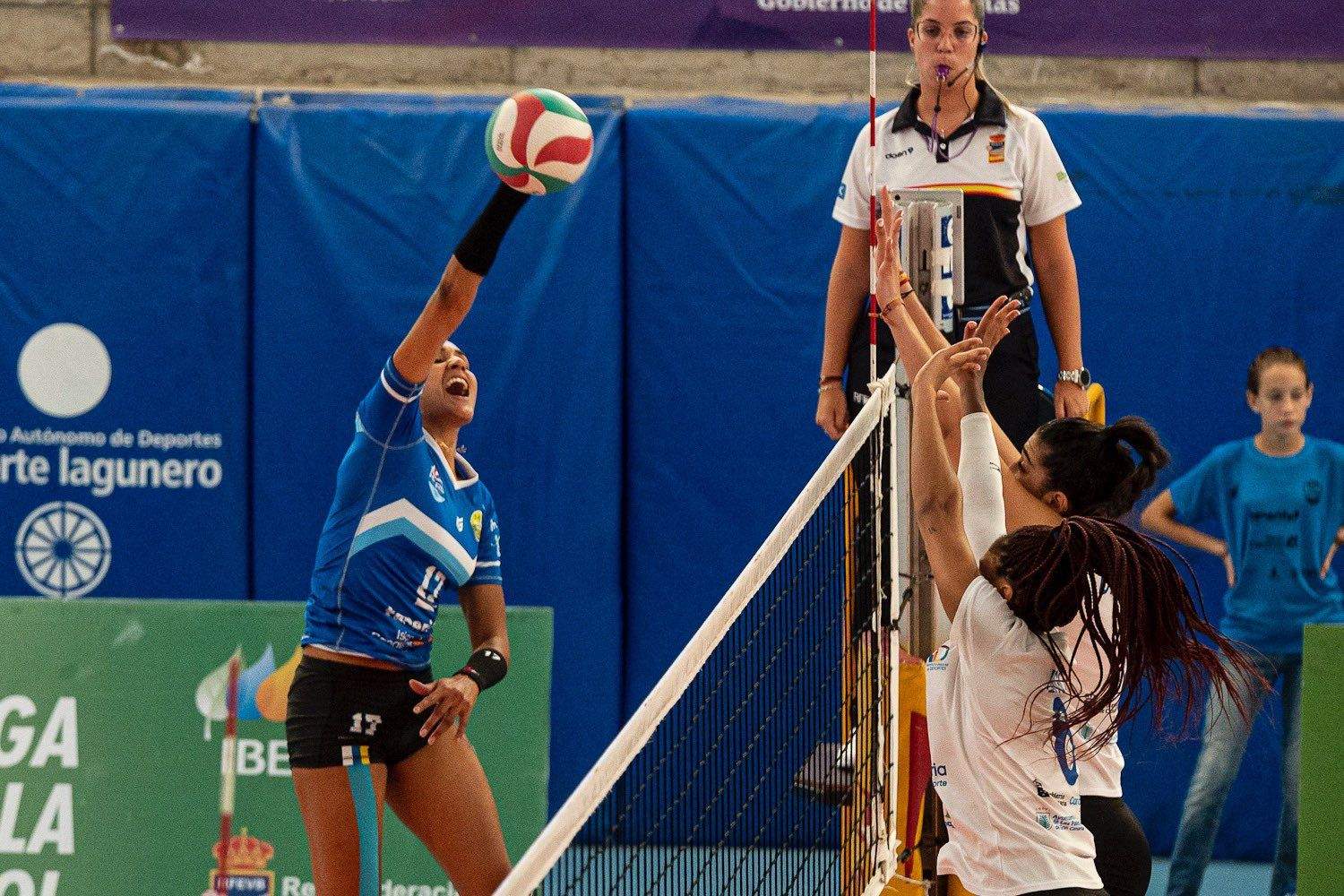 Lisbet Arredondo intenta superar un bloqueo en la victoria del CV Gran Canaria frente al Haris./ Twitter CV Haris.