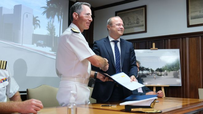 Hidalgo y Lago Ochoa tras suscribir el Protocolo de Intenciones que permitirá a la ciudad recuperar parte de su frente marítimo a la altura de la Base Naval. / LPGC Hidalgo y Lago Ochoa tras suscribir el Protocolo de Intenciones que permitirá a la ciudad recuperar parte de su frente marítimo a la altura de la Base Naval. / LPGC