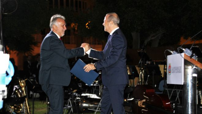 Saludo entre Ángel Víctor Torres y Augusto Hidalgo. / LPGC Saludo entre Ángel Víctor Torres y Augusto Hidalgo. / LPGC