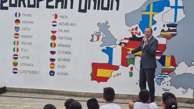 Augusto Hidalgo, durante una visita a un centro educativo del municipio. / LPGC Augusto Hidalgo, durante una visita a un centro educativo del municipio. / LPGC