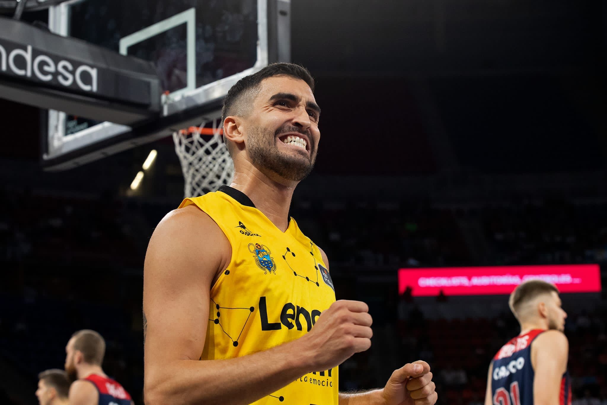 Jaime Fernández celebra la victoria del CB Canarias ante Baskonia en el Buesa Arena./ Twitter CB Canarias.