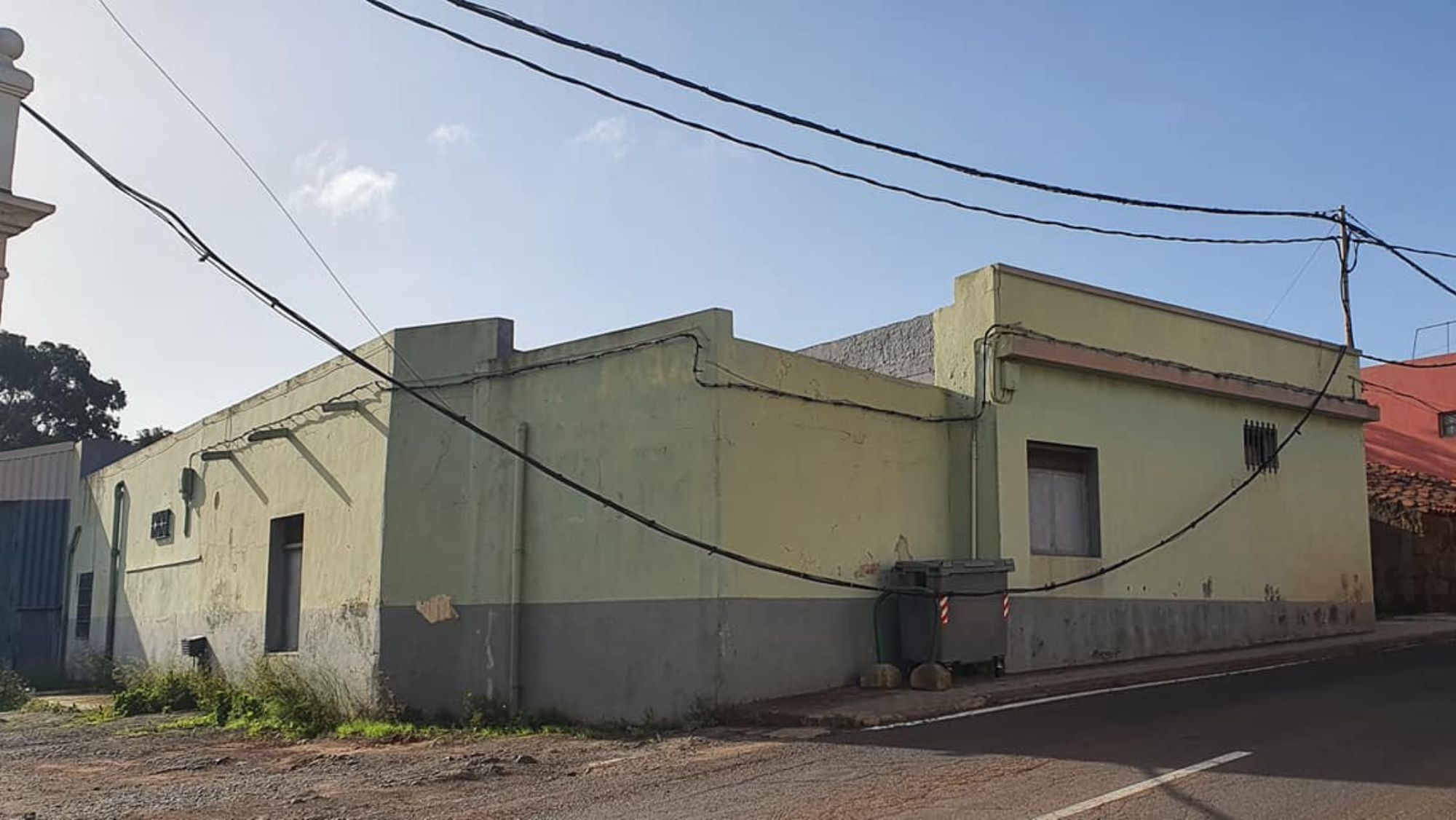 Cable caído en la calle El Convento, en Llano del Moro, Santa Cruz de Tenerife / Mercedes Hernández