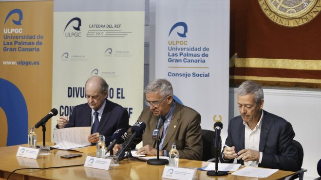 Ángel Tristán, Lluís Serra y Agustín Manrique de Lara firman el convenio de la Cátedra del REF. / ULPGC