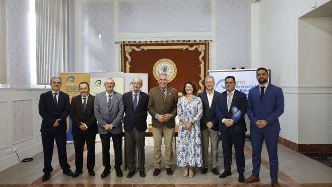 Representantes de las distintas asociaciones y colegios oficiales, con los firmantes de la Cátedra del REF