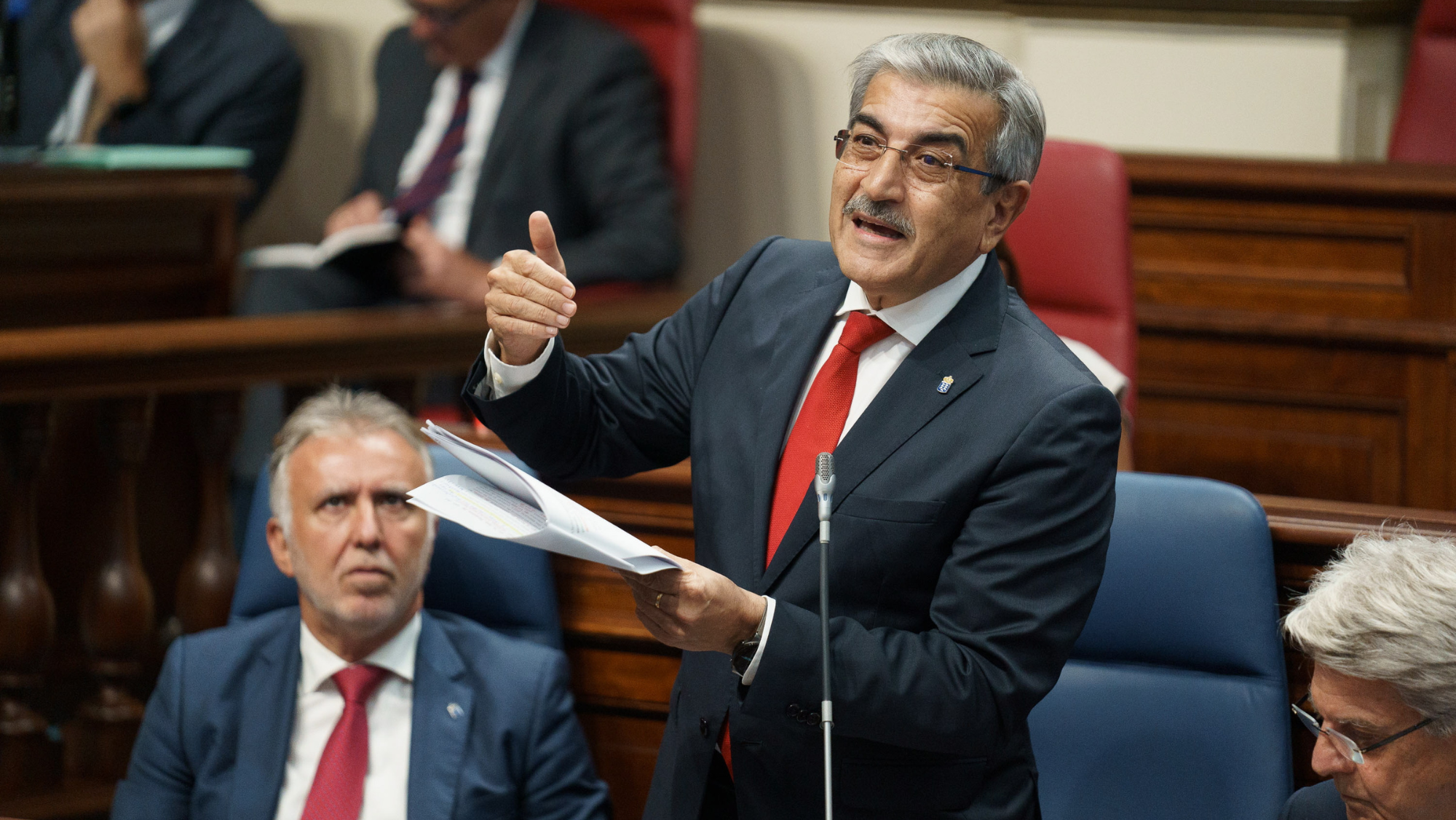 El exconsejero de Hacienda, Román Rodríguez, en el Parlamento de Canarias. / EFE