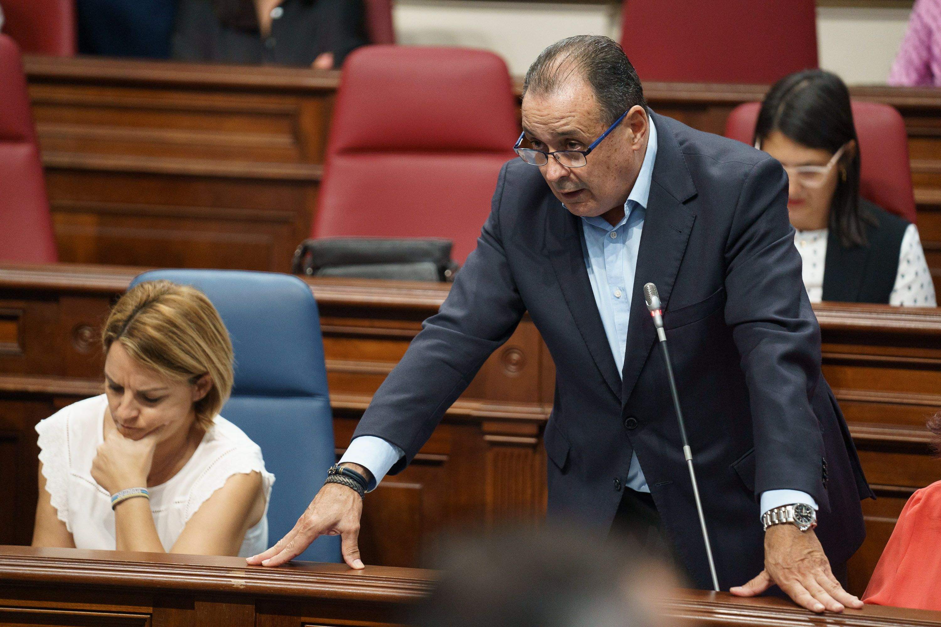 Blas Trujillo, durante su comparecencia este lunes en el Pleno parlamentario. / EFE/Ramón de la Rocha