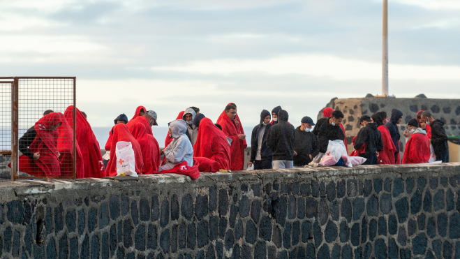 Migrantes de una patera en Lanzarote. / EFE