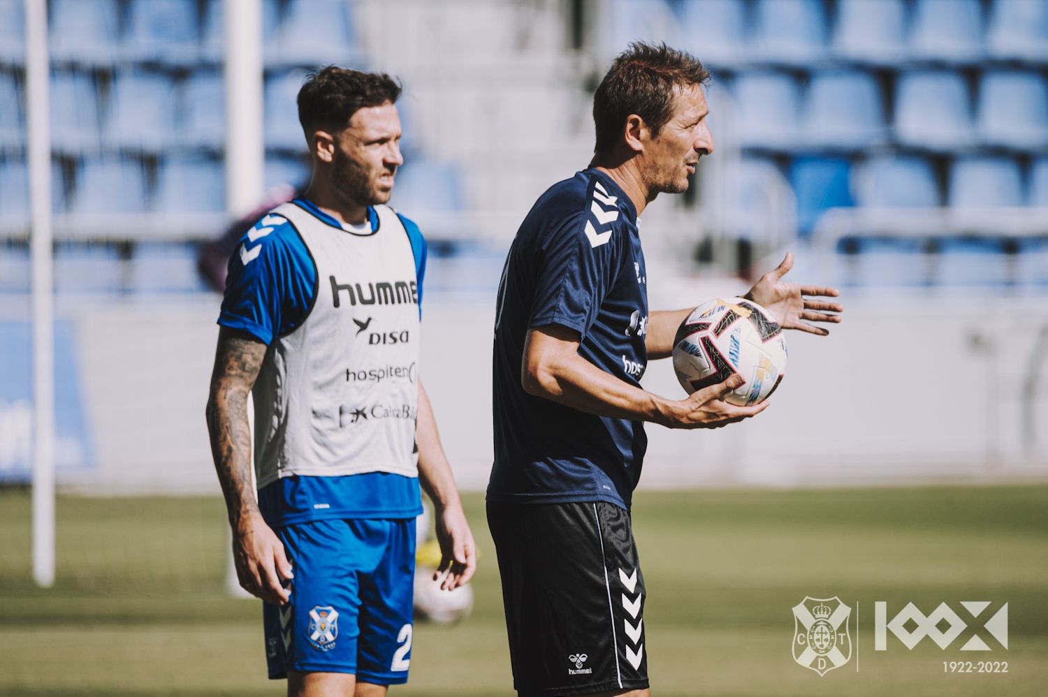 Luis Miguel Ramis (der.), entrenador del CD Tenerife, en un entrenamiento con José Ángel (izq.) a sus espaldas./ CD Tenerife