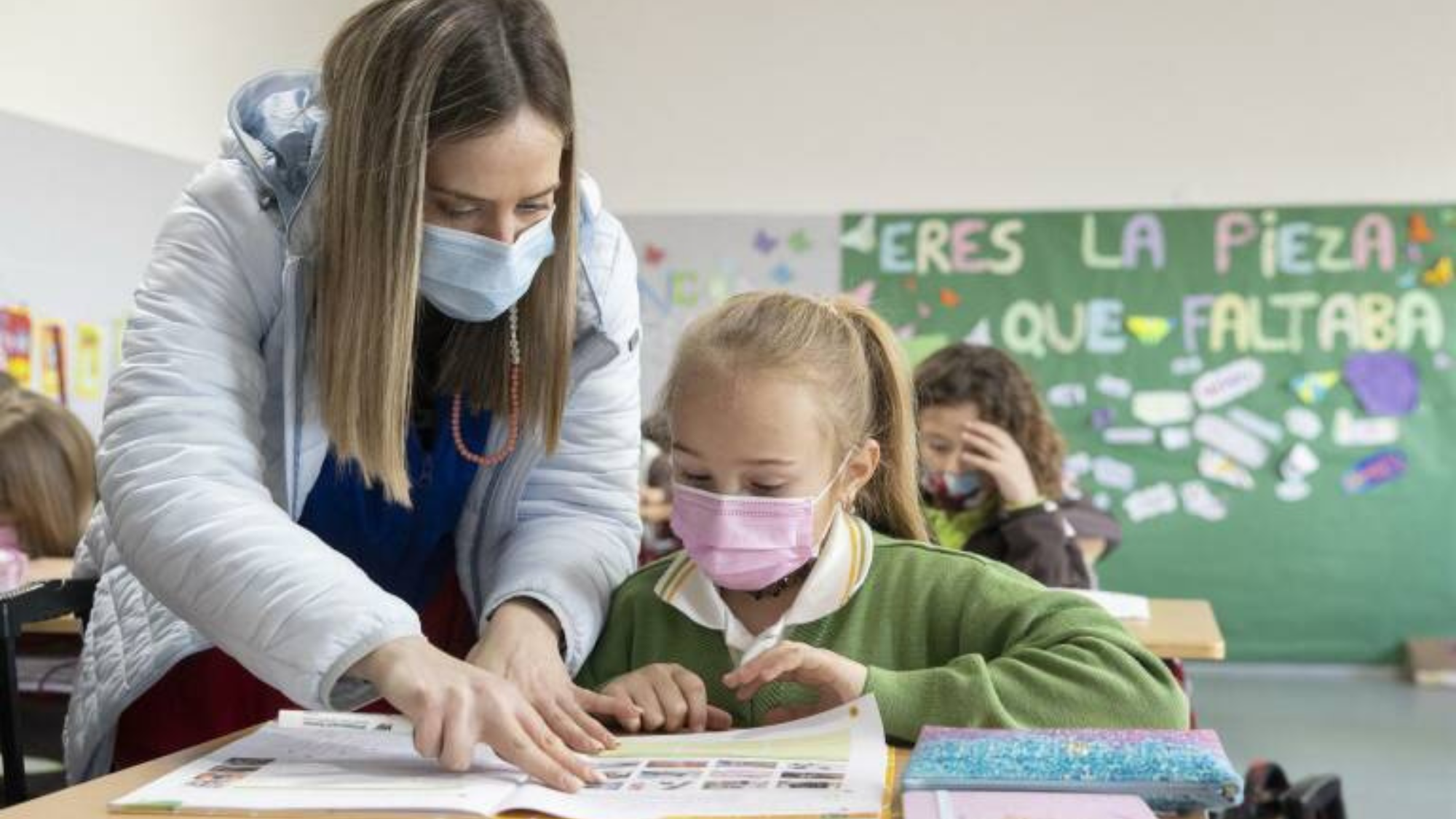 Imagen de una docente junto a una alumna. / EFE