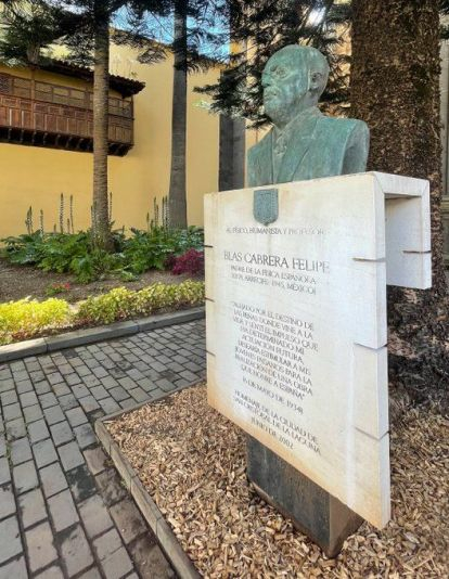 Estatua en homenaje a Blas Cabrera Felipe en los jardines situados frente a la Iglesia y Exconvento de San Agustín./ Twitter Turismo La Laguna.