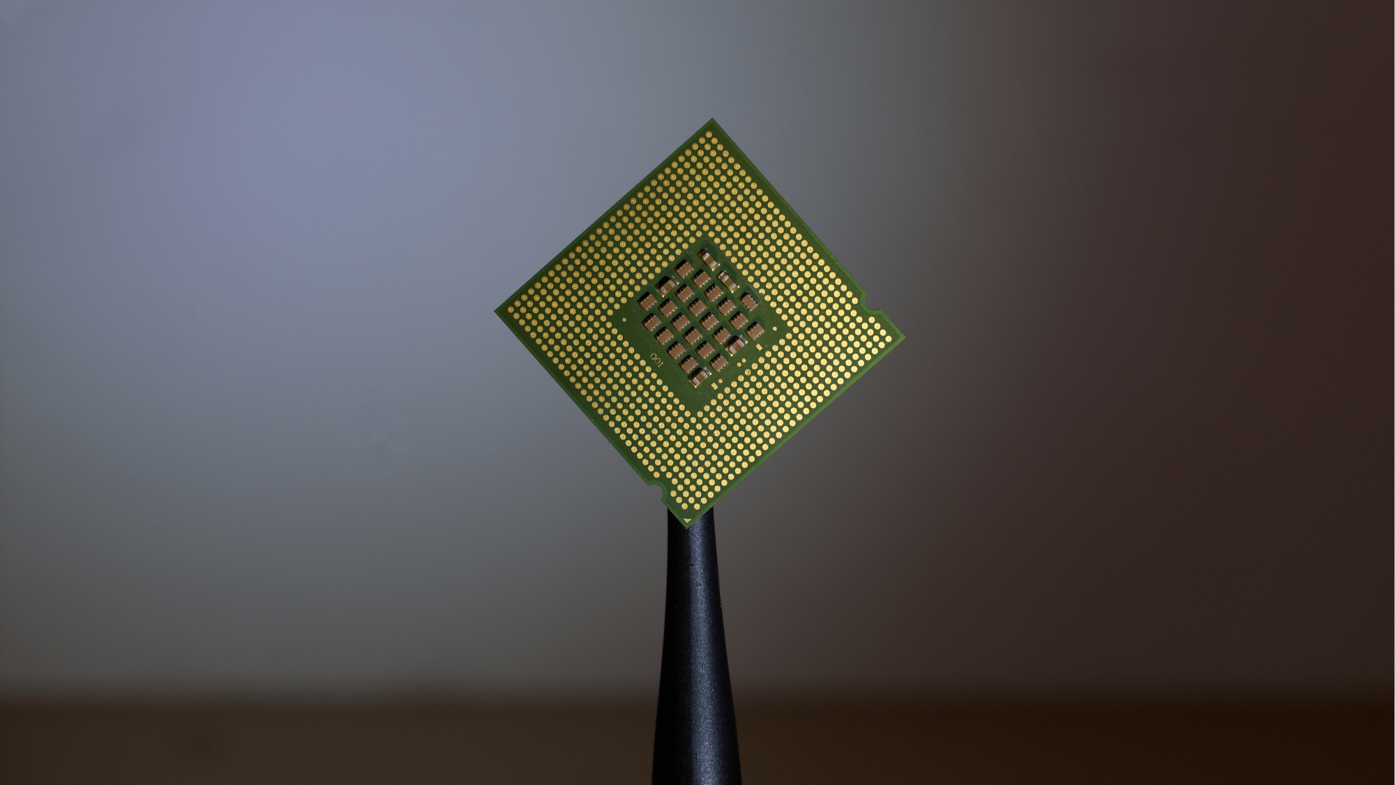 Imagen de un microchip. Este sector protagoniza el último Perte . / Foto de Brian Kostiuk en Unsplash 