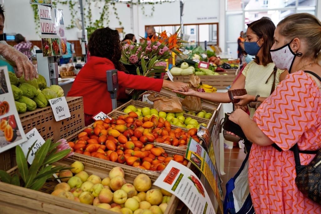 Clientes comprando en el Mercado del Agricultor durante el año pasado./ cedida