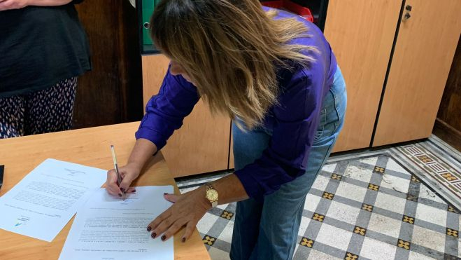 Gloria Cabrera firma la documentación, en la sede de CC, para presentar su candidatura a las primarias del partido. / CC