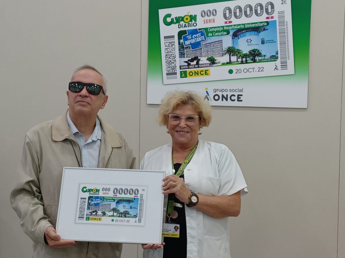 Mercedes Cueto, gerente del HUC, y el director de la ONCE en la provincia de Santa Cruz de Tenerife, Andrés Guillén, presentan el cupón del HUC./ GobCan