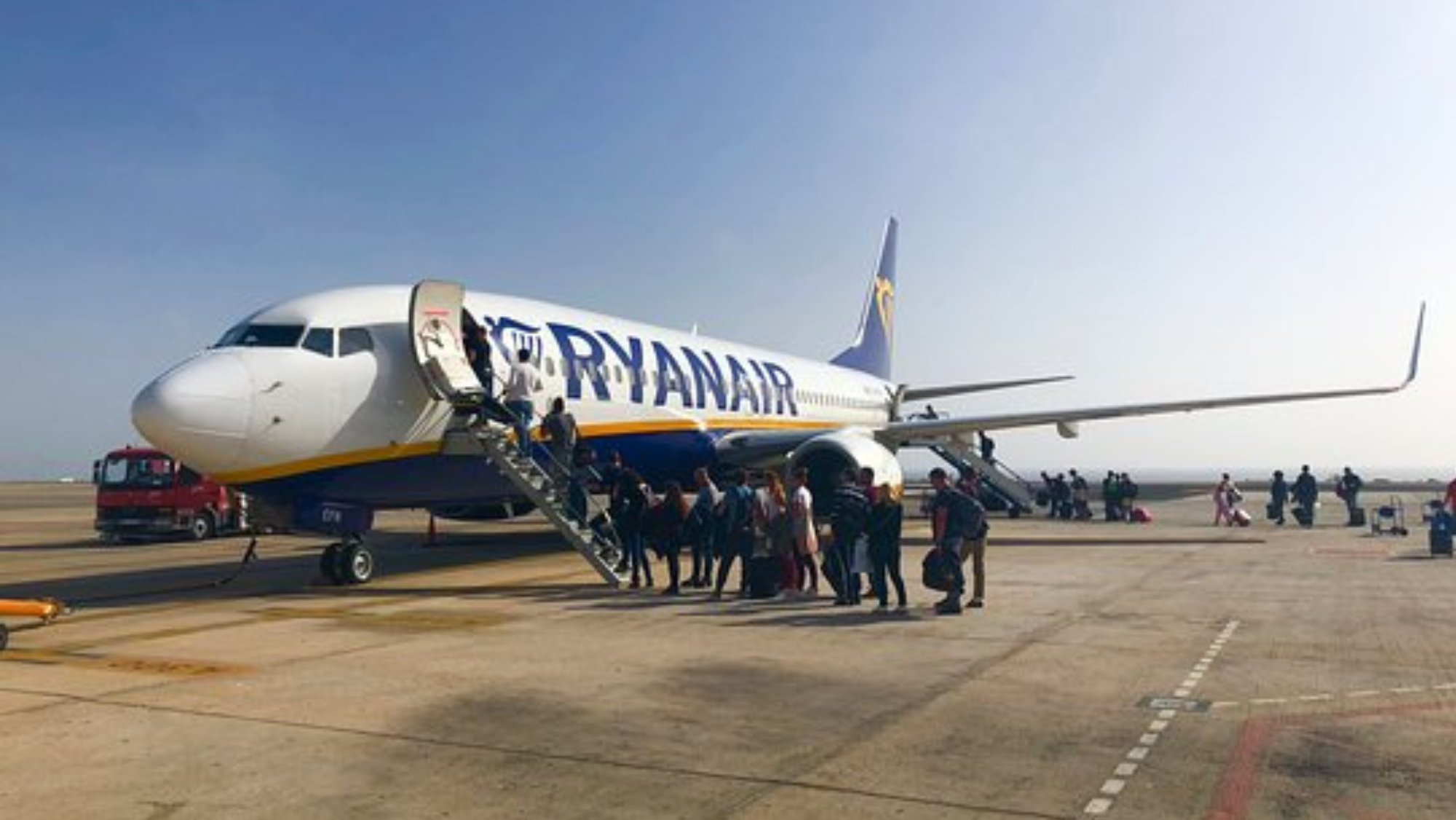 Un avión de Ryanair en el aeropuerto de Fuerteventura./ Archivo
