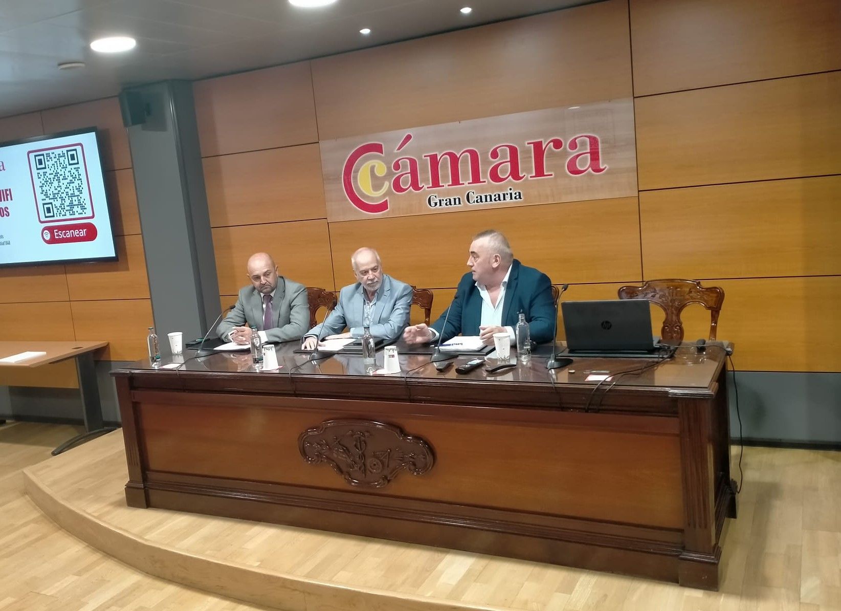 Carlos Álamo, Santiago de Armas y Fernando Fraile, durante la jornada.