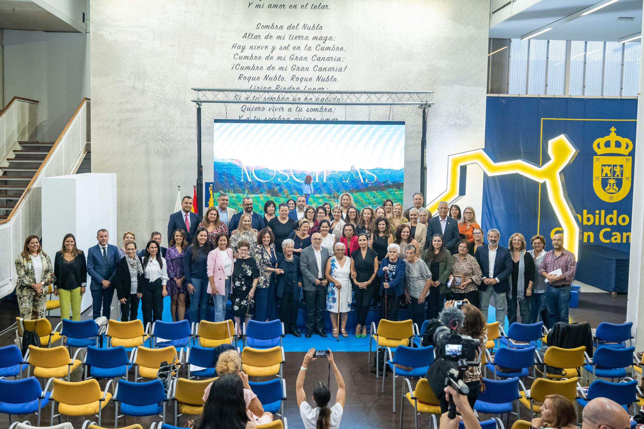 Foto de familia de todas las mujeres homenajeadas. / Cabildo de Gran Canaria