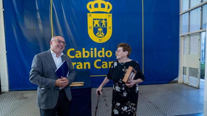 Antonio Morales se ríe junto a Pino Lorenzo, una de las mujeres homenajeadas. / Cabildo de Gran Canaria