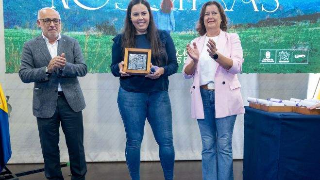 Rita María Naranjo Pérez, rodeada por Antonio Morales y Mari Carmen Reyes, concejala de Igualdad del Ayuntamiento de Las Palmas de Gran Canaria. / Cabildo de Gran Canaria