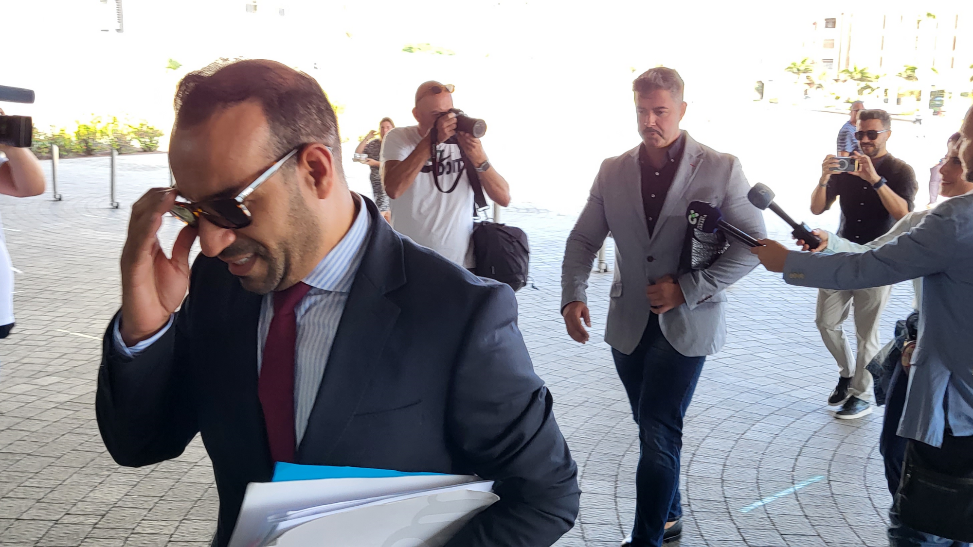 En primer término Rachid Mohamed y detrás Rayco Rubén González, investigado por el caso Mascarillas / ATLÁNTICO HOY