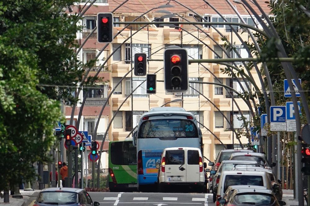 Una avenida con semáforos./ Archivo