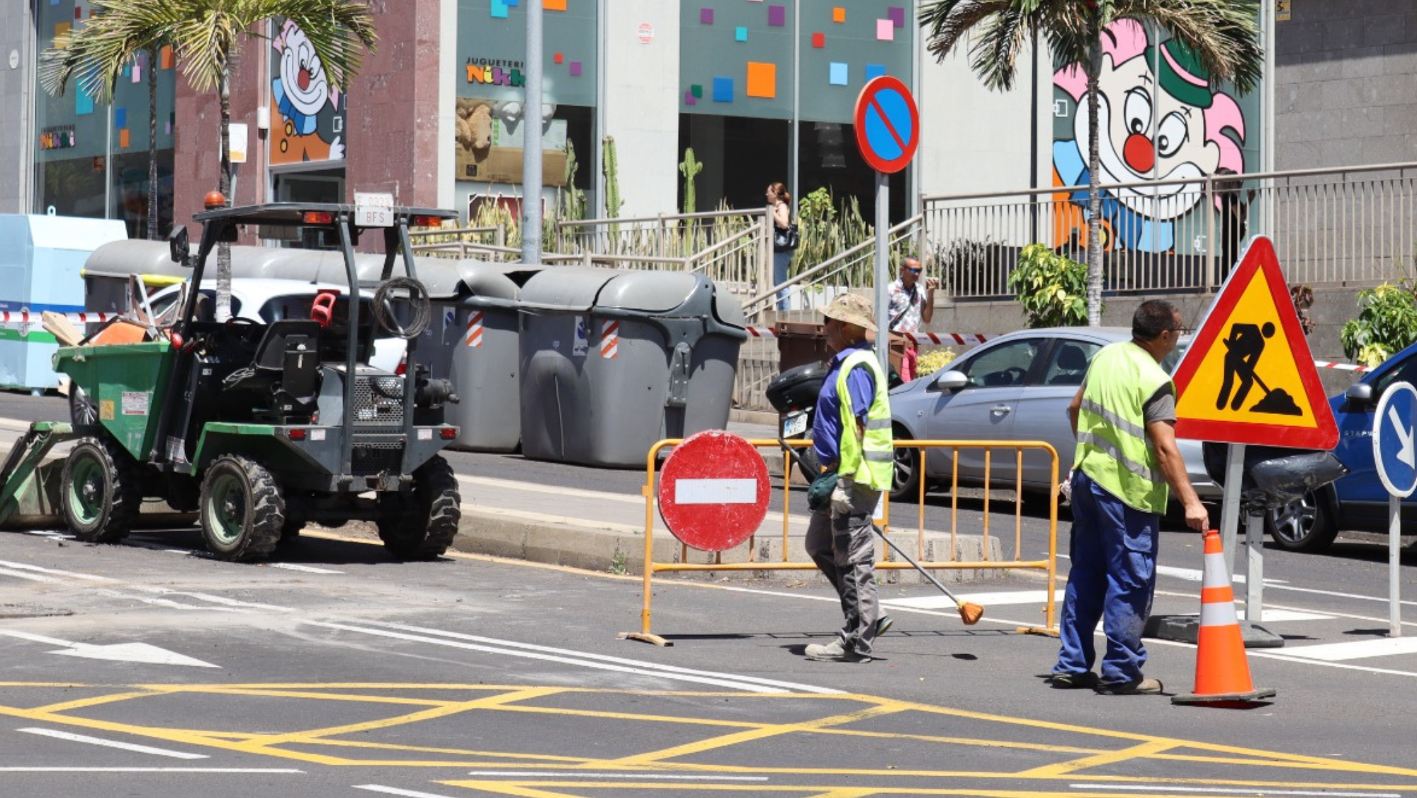El absentismo apunta alza en Canarias. En la imagen, de archivo, unos trabajadores del sector de la construcción. / AH